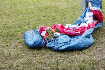 Fallschirmspringer bleibt im Baum haengen und wird von Freiwillige Feuerwehr gerettet